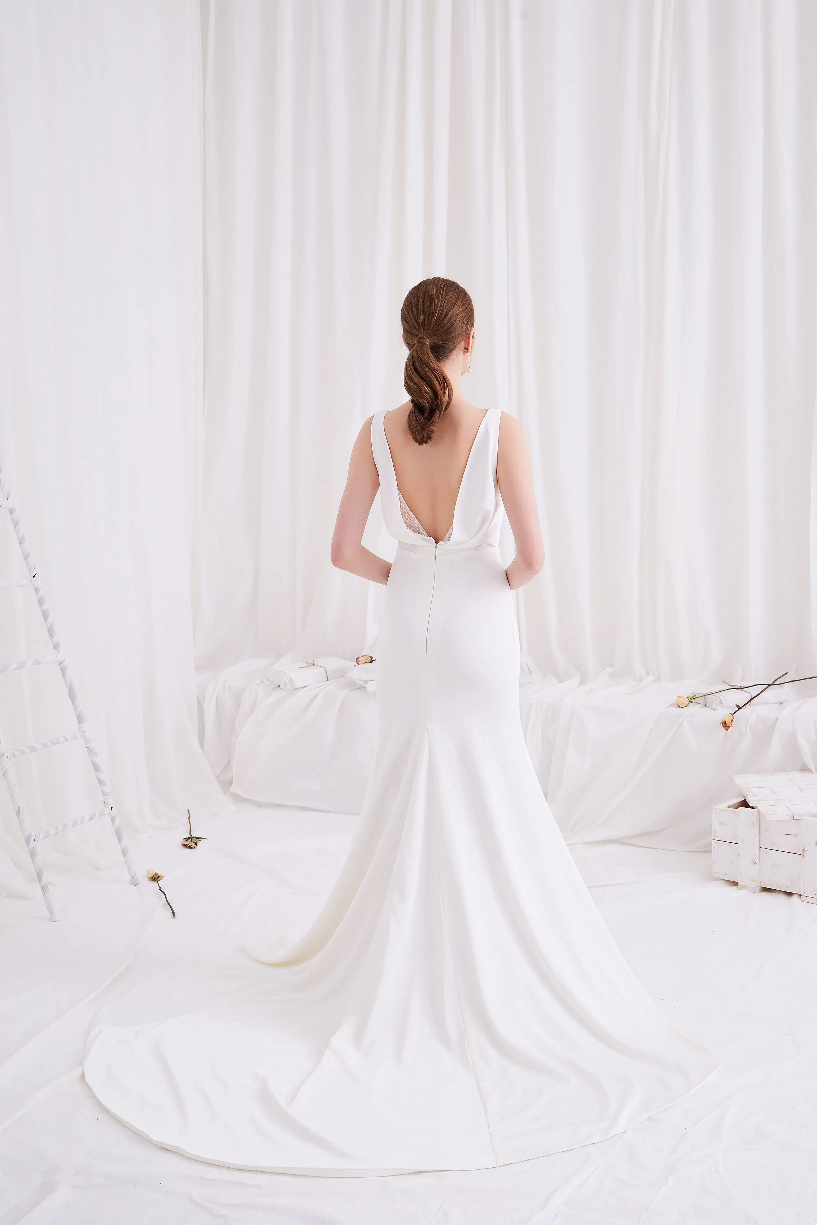 Diva - Selena Huan V-neck open-drap back crepe mermaid gown