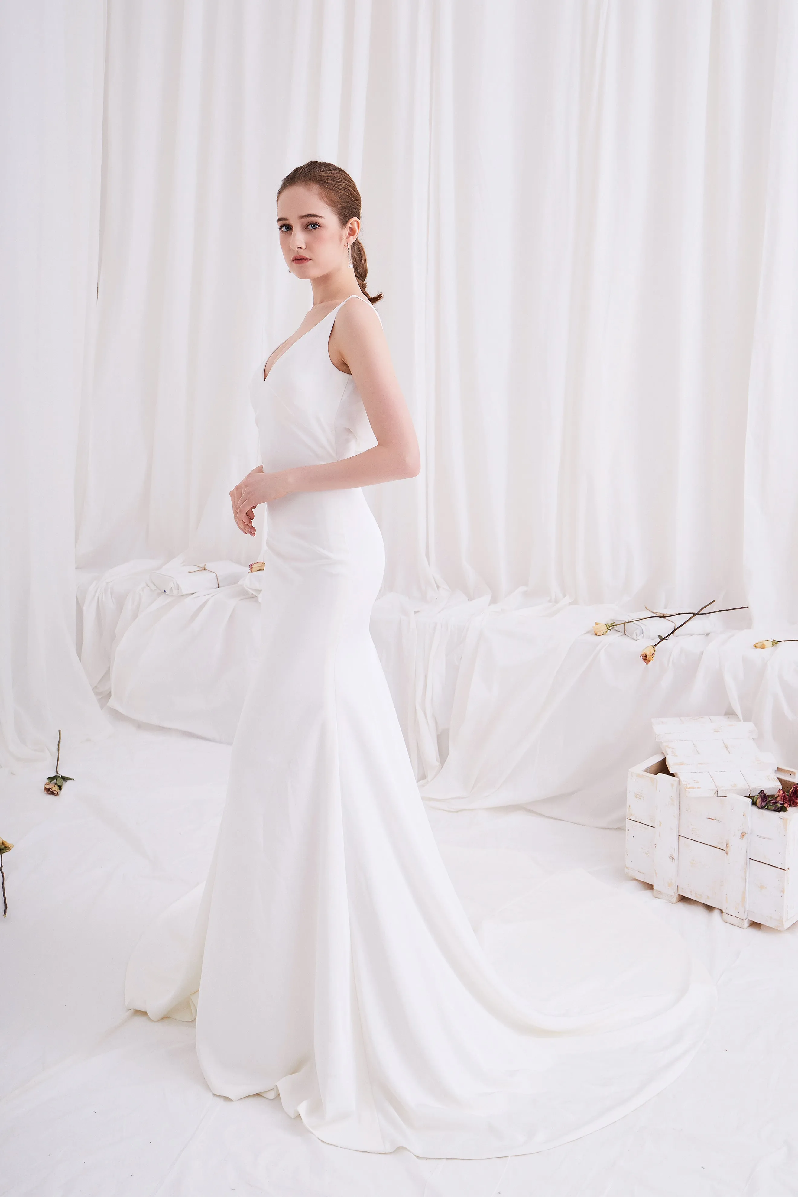 Diva - Selena Huan V-neck open-drap back crepe mermaid gown