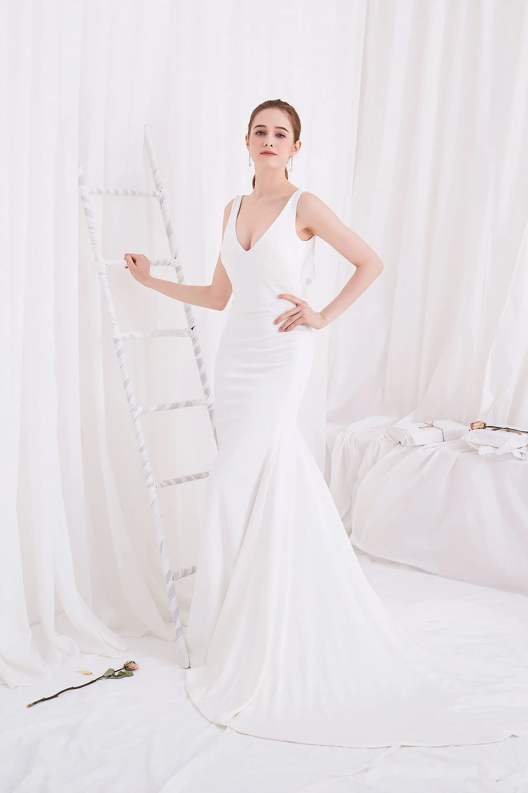 Diva - Selena Huan V-neck open-drap back crepe mermaid gown