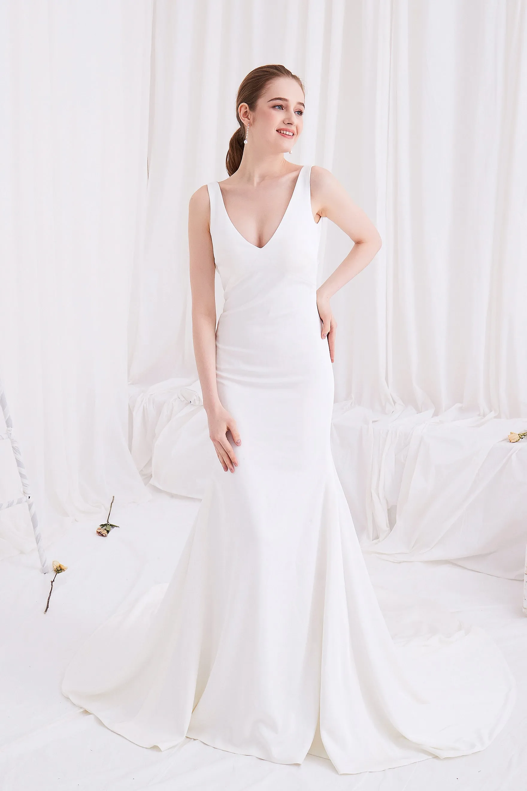 Diva - Selena Huan V-neck open-drap back crepe mermaid gown