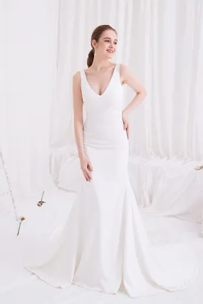 Diva - Selena Huan V-neck open-drap back crepe mermaid gown