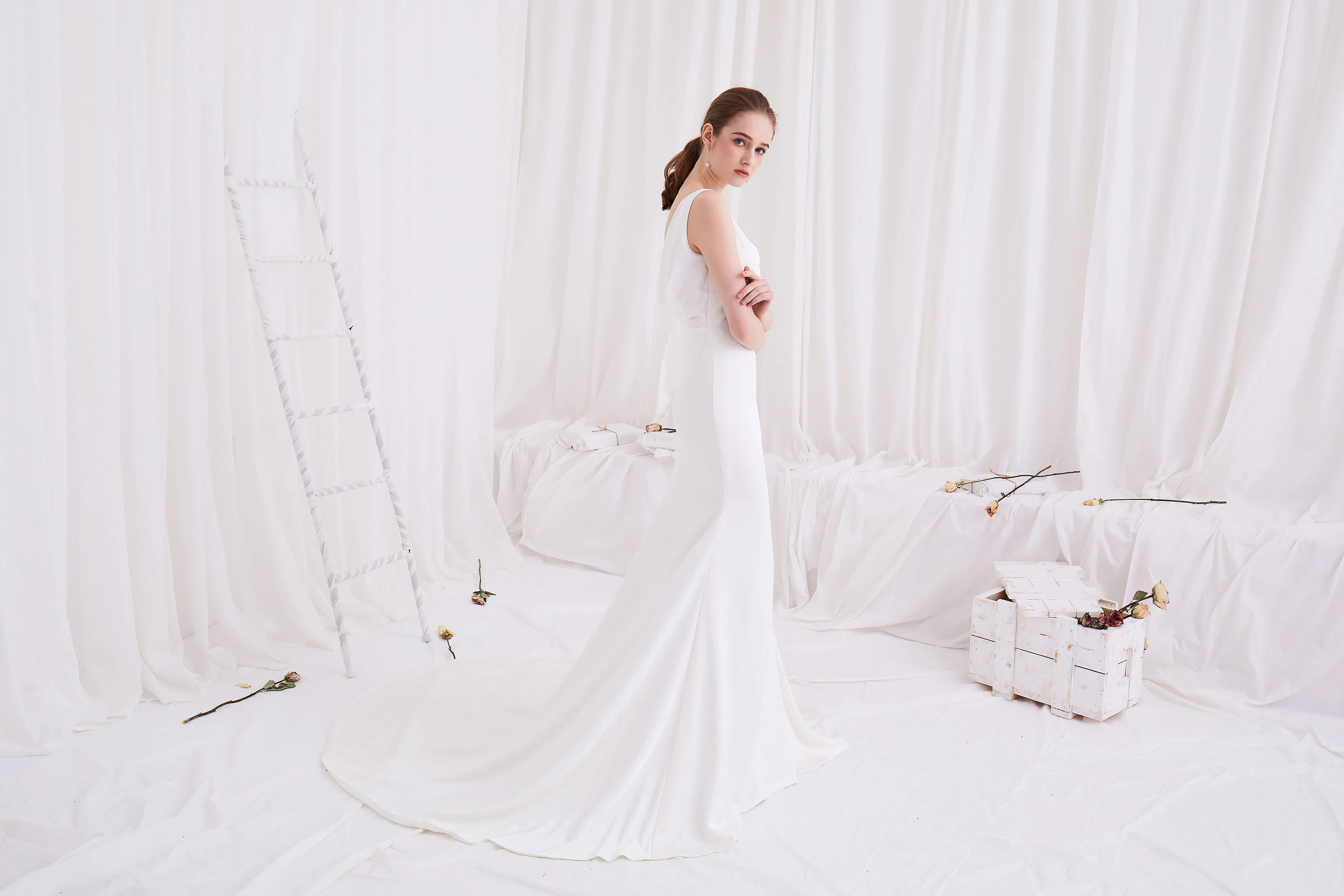 Diva - Selena Huan V-neck open-drap back crepe mermaid gown