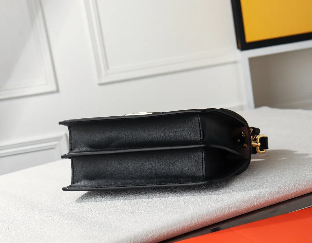 EN   Designer bags by Fendi 072